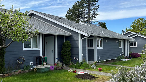 Pioneer Village senior housing residences with landscaped grounds in Parksville, BC