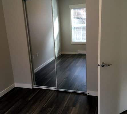 kinglsey-manor bedroom with mirror sliding closet doors